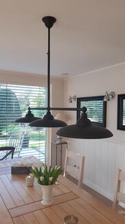 Tisch mit Lampe